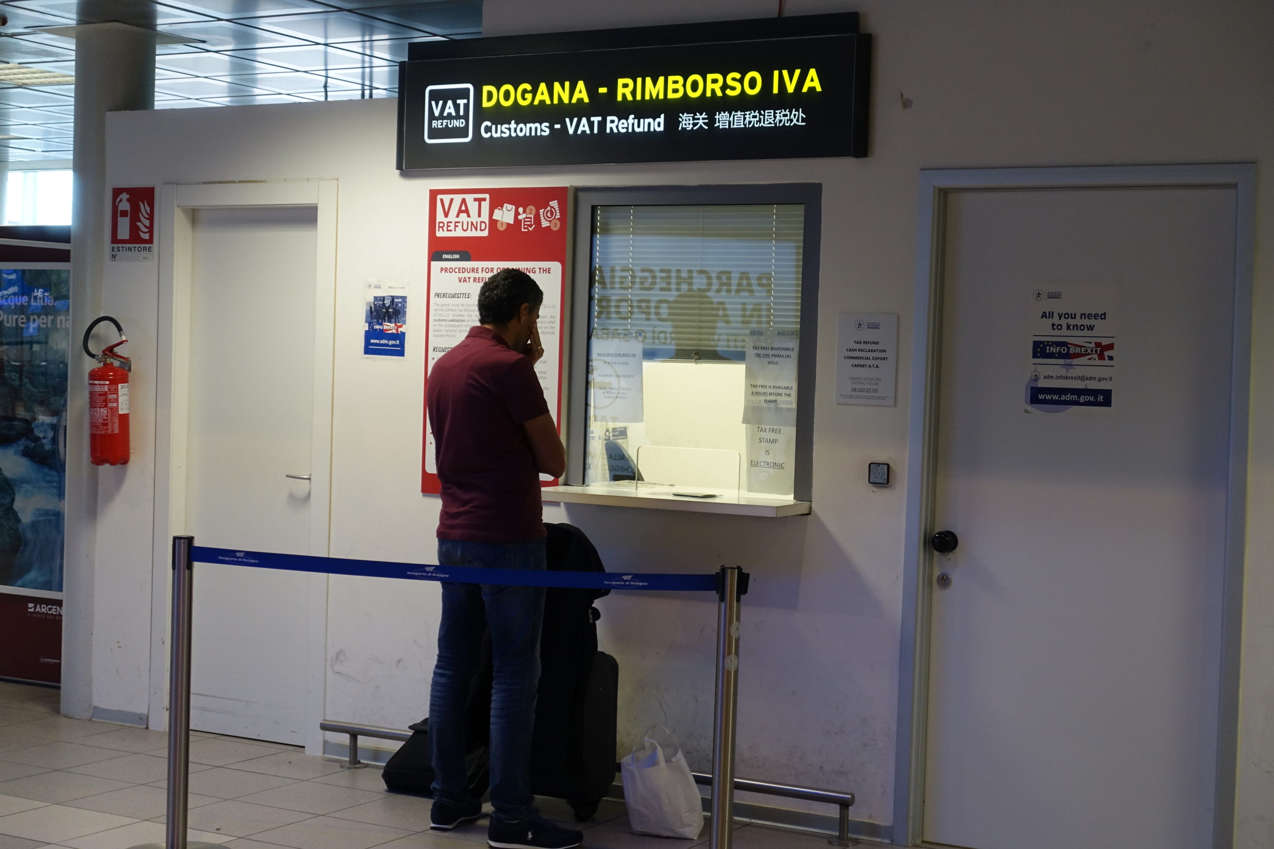 イタリア　ボローニャ空港　免税手続き
