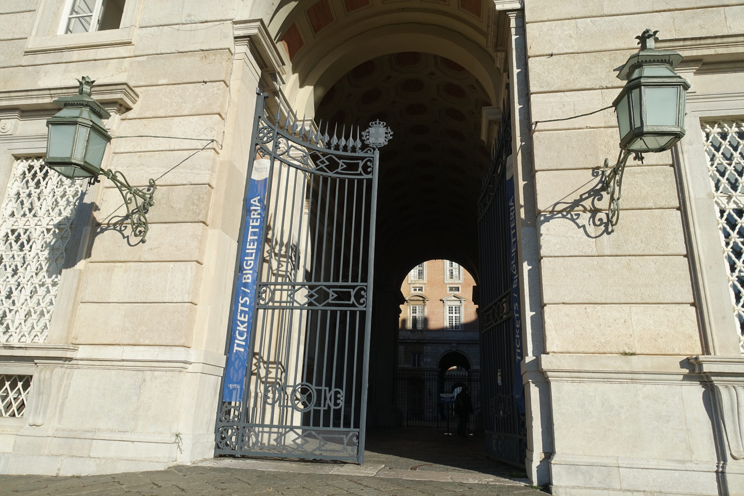 絶対に訪れたい、ナポリ近郊のおすすめ観光地、カゼルタ宮殿の行き方