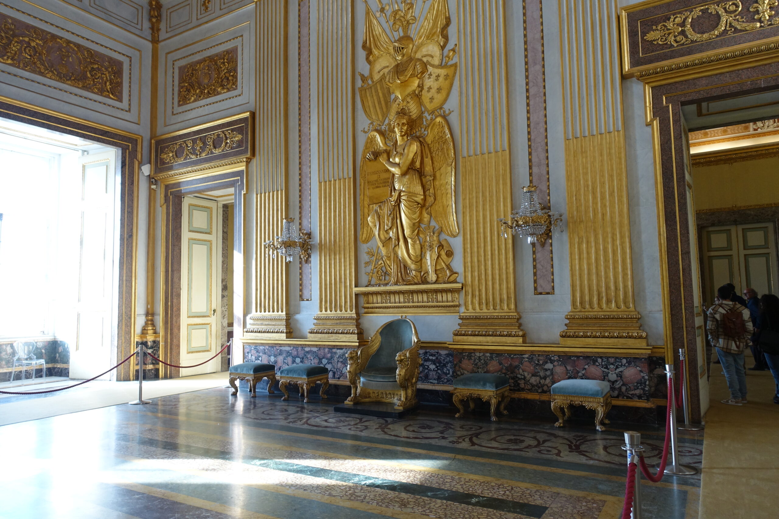 絶対に訪れたい、ナポリ近郊のおすすめ観光地、カゼルタ宮殿の行き方