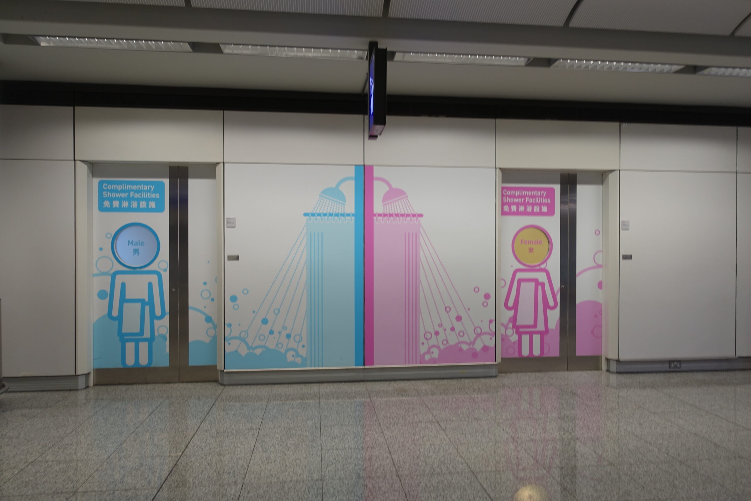 香港国際空港の出発ロビーで１晩、泊まってみた。空港で泊まる注意点