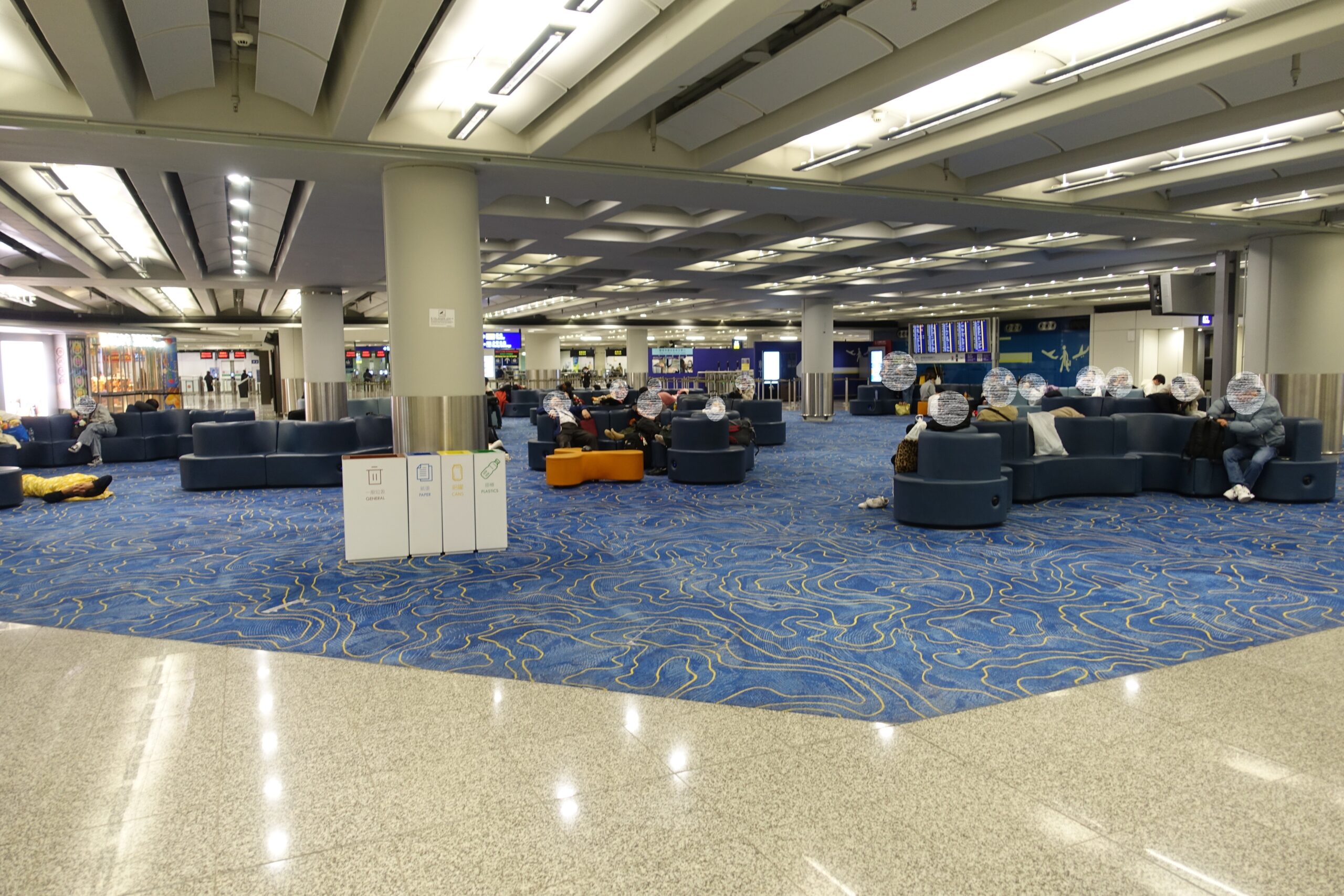 香港国際空港の出発ロビーで１晩、泊まってみた。空港で泊まる注意点