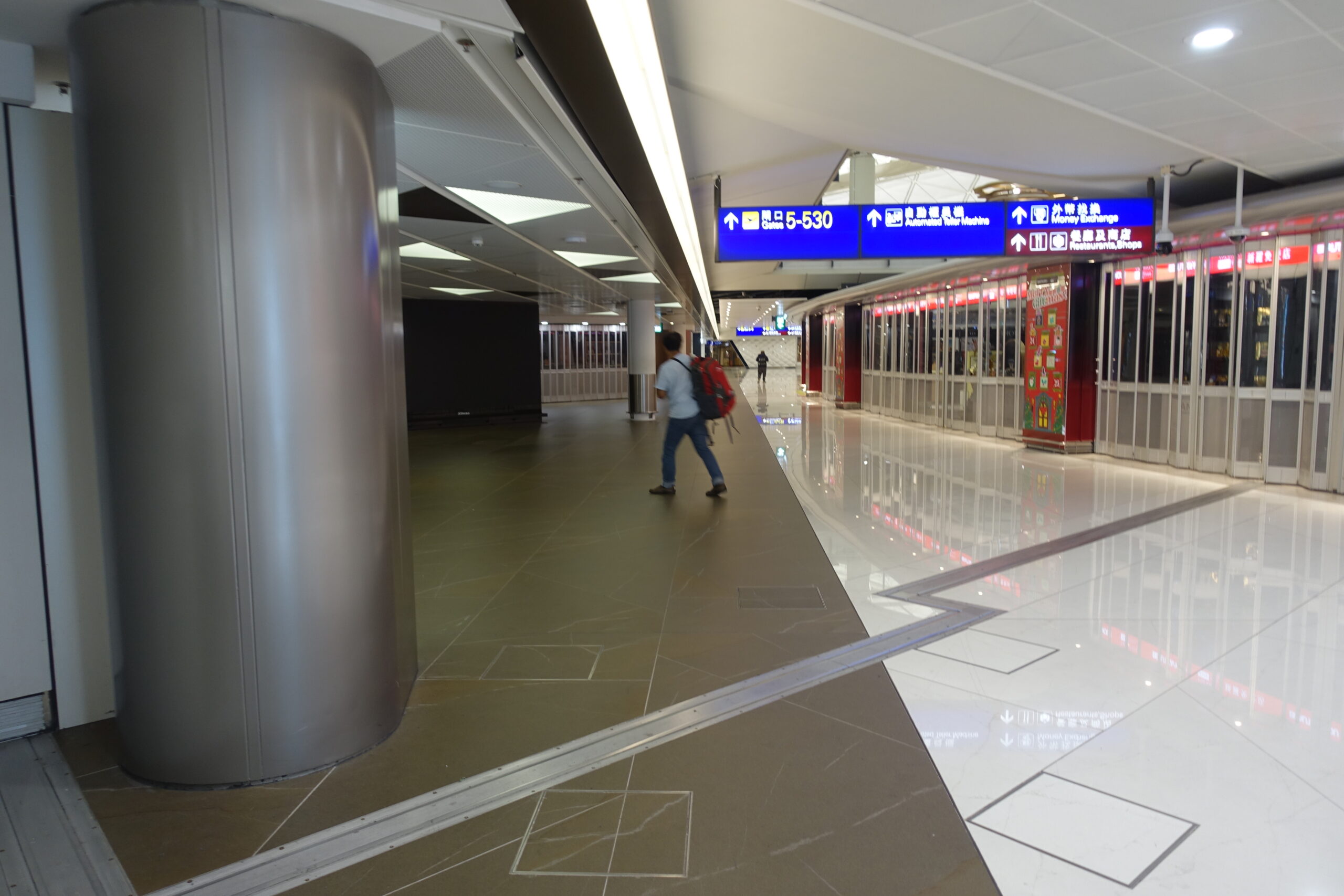 香港国際空港の出発ロビーで１晩、泊まってみた。空港で泊まる注意点