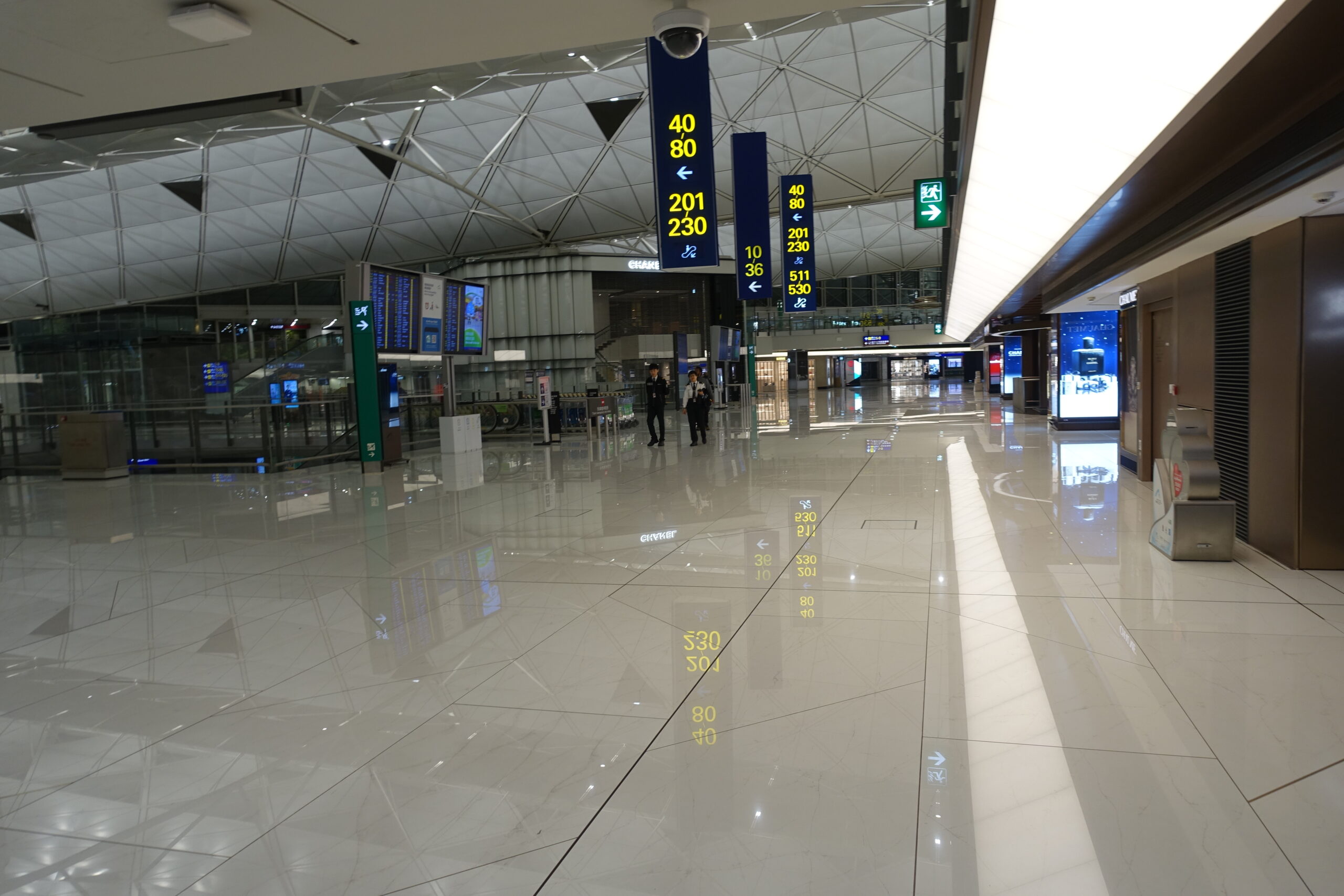 香港国際空港の出発ロビーで１晩、泊まってみた。空港で泊まる注意点