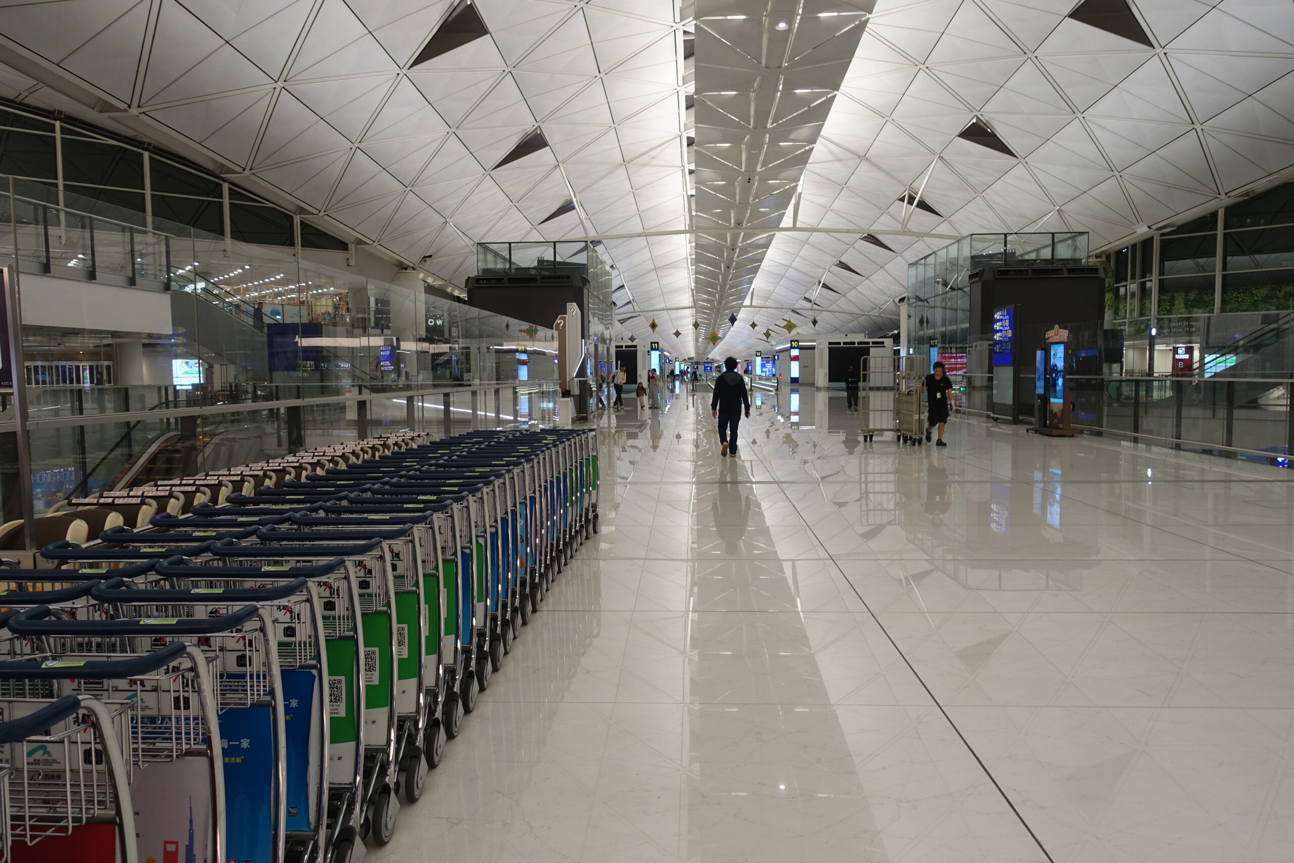 香港国際空港の出発ロビーで１晩、泊まってみた。空港で泊まる注意点