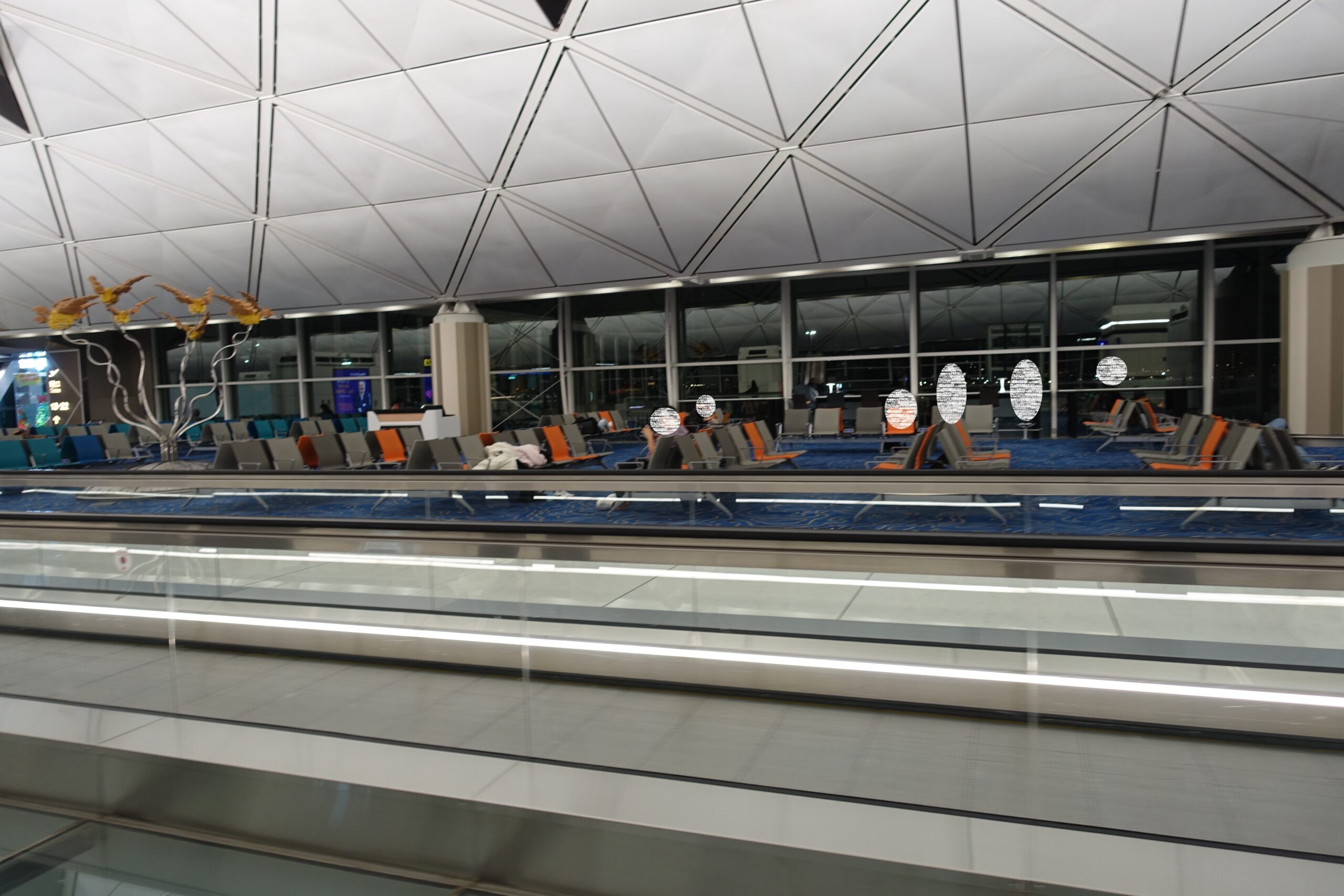 香港国際空港の出発ロビーで１晩、泊まってみた。空港で泊まる注意点