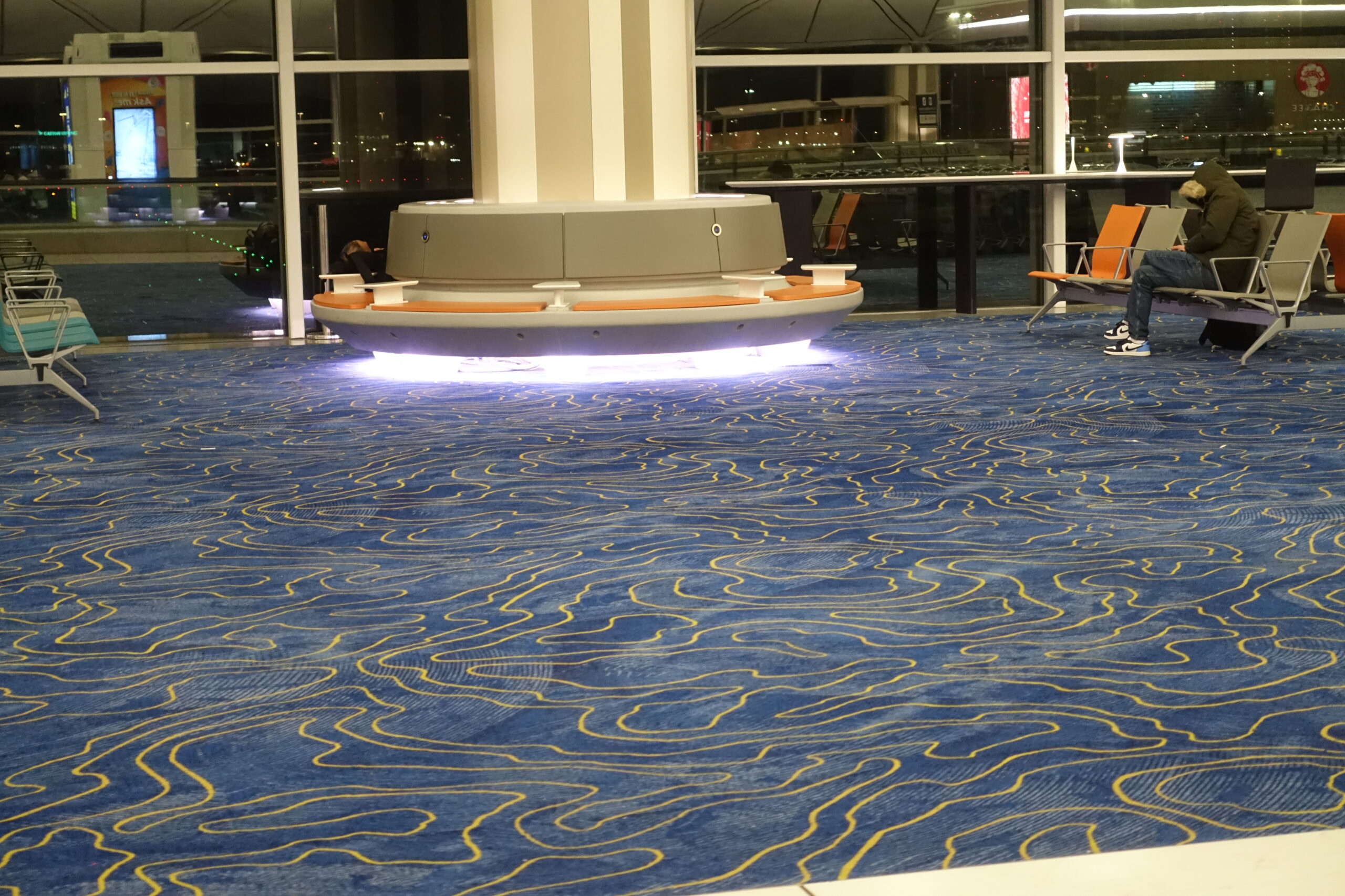 香港国際空港の出発ロビーで１晩、泊まってみた。空港で泊まる注意点