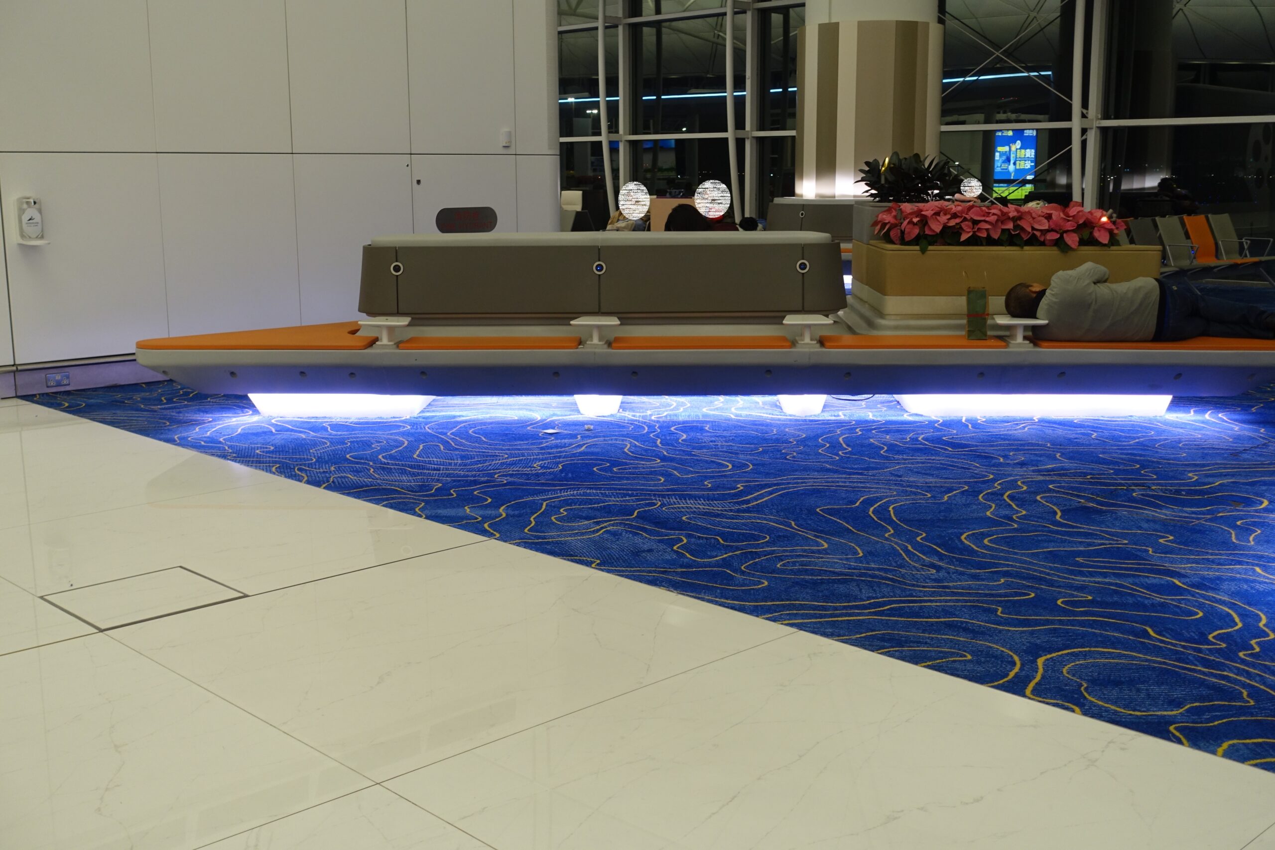 香港国際空港の出発ロビーで１晩、泊まってみた。空港で泊まる注意点