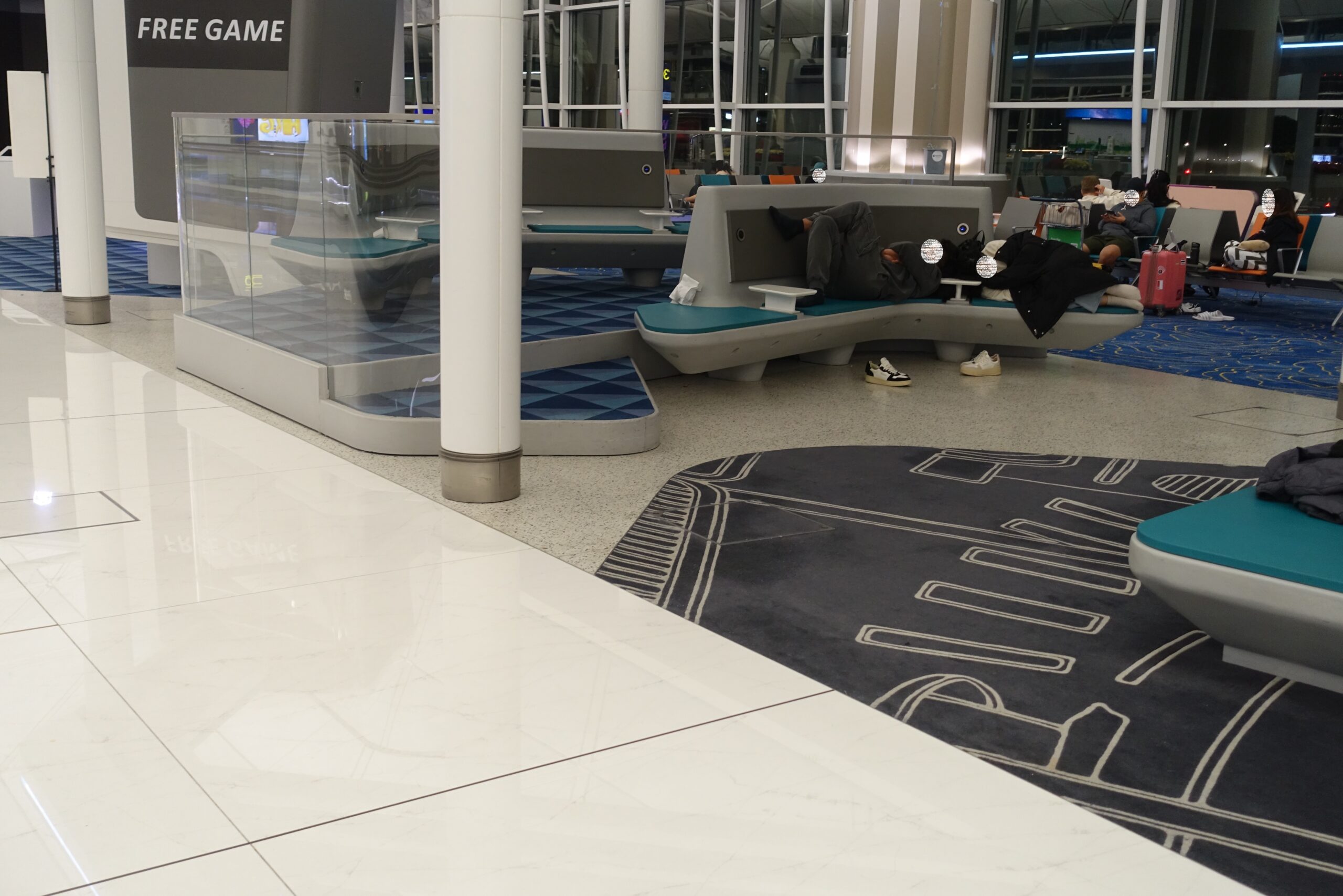 香港国際空港の出発ロビーで１晩、泊まってみた。空港で泊まる注意点