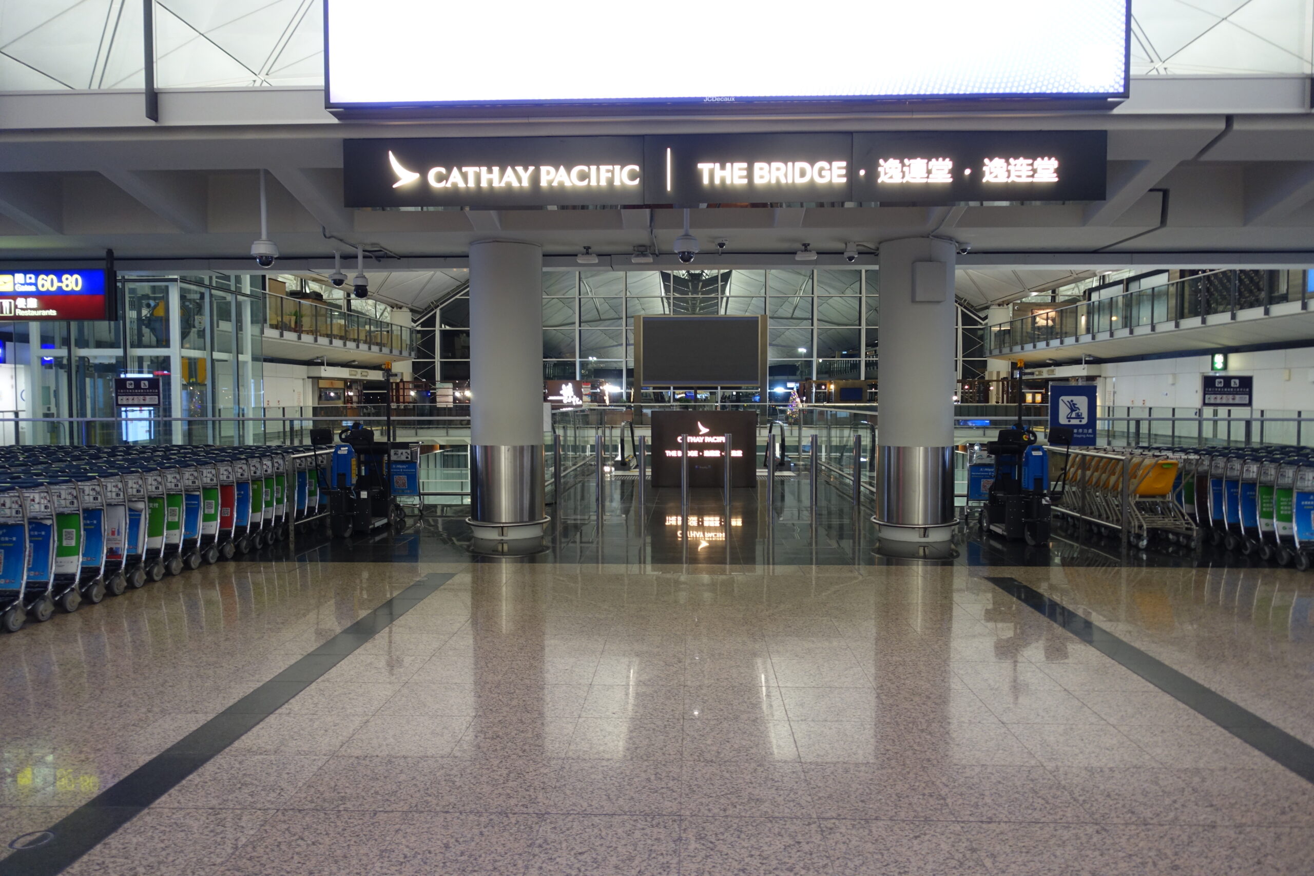 香港国際空港の出発ロビーで１晩、泊まってみた。空港で泊まる注意点