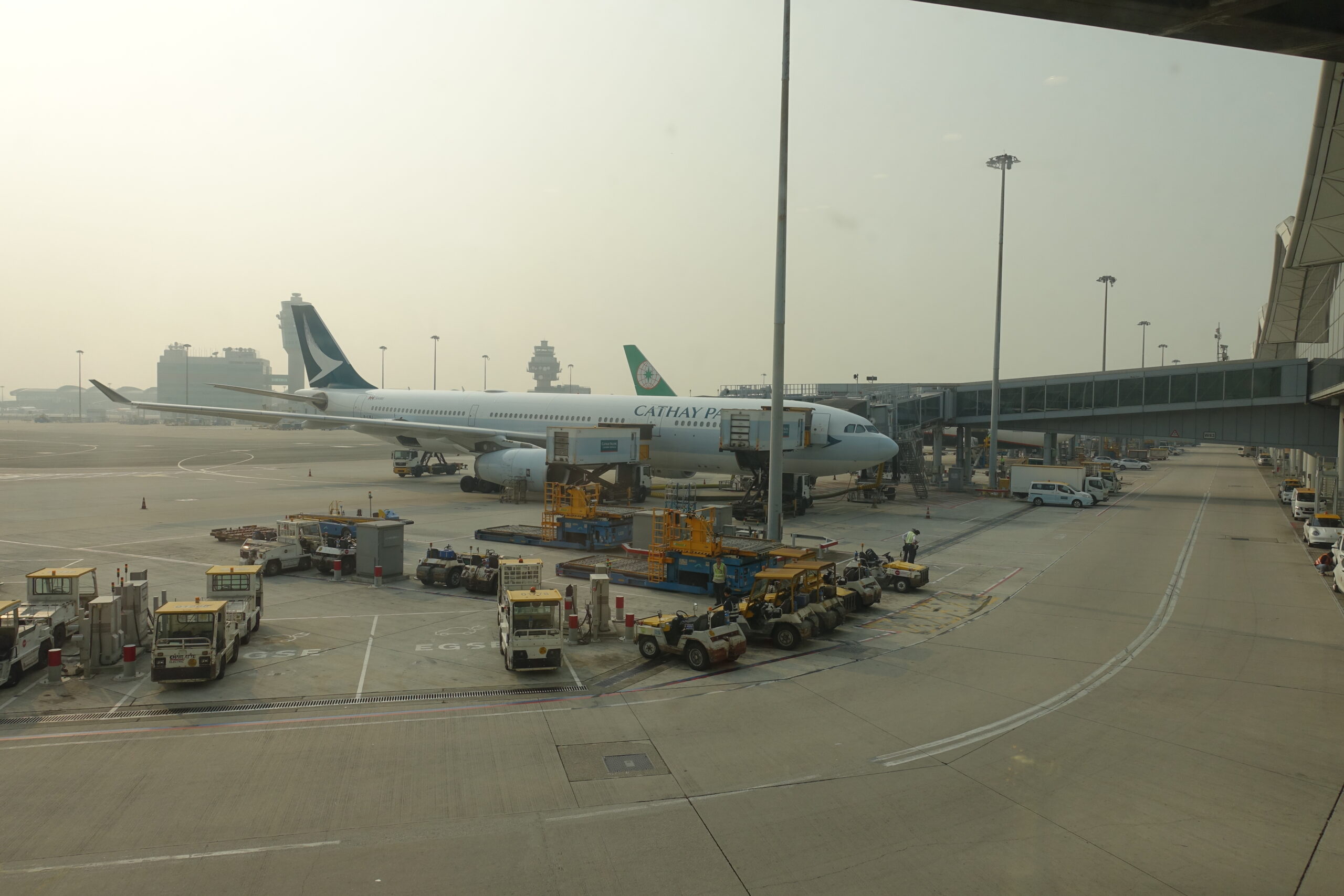 香港国際空港の出発ロビーで１晩、泊まってみた。空港で泊まる注意点