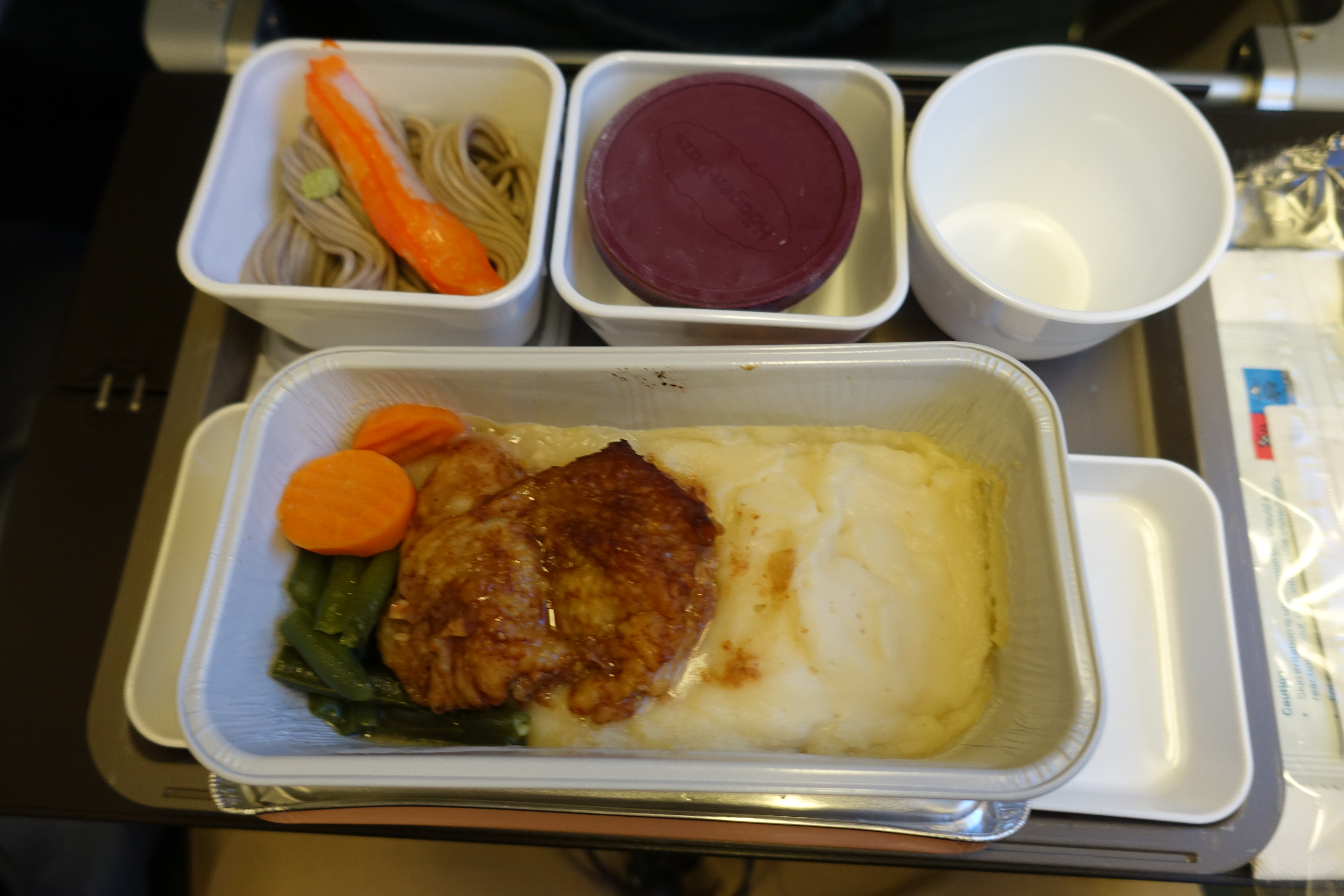 キャセイパシフィック航空、関西空港ー桃園国際空港便　エコノミー搭乗記