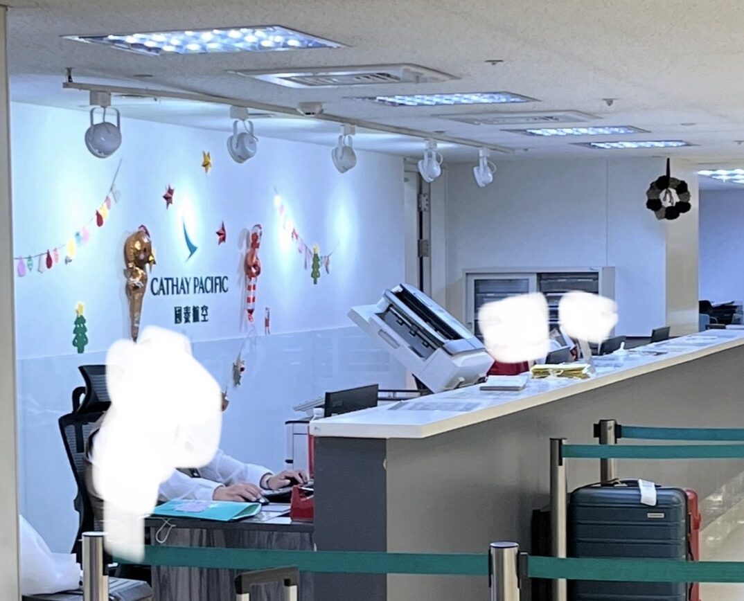 飛行機に預けた荷物が壊れて出てきた時の対処法(航空会社への手続き)