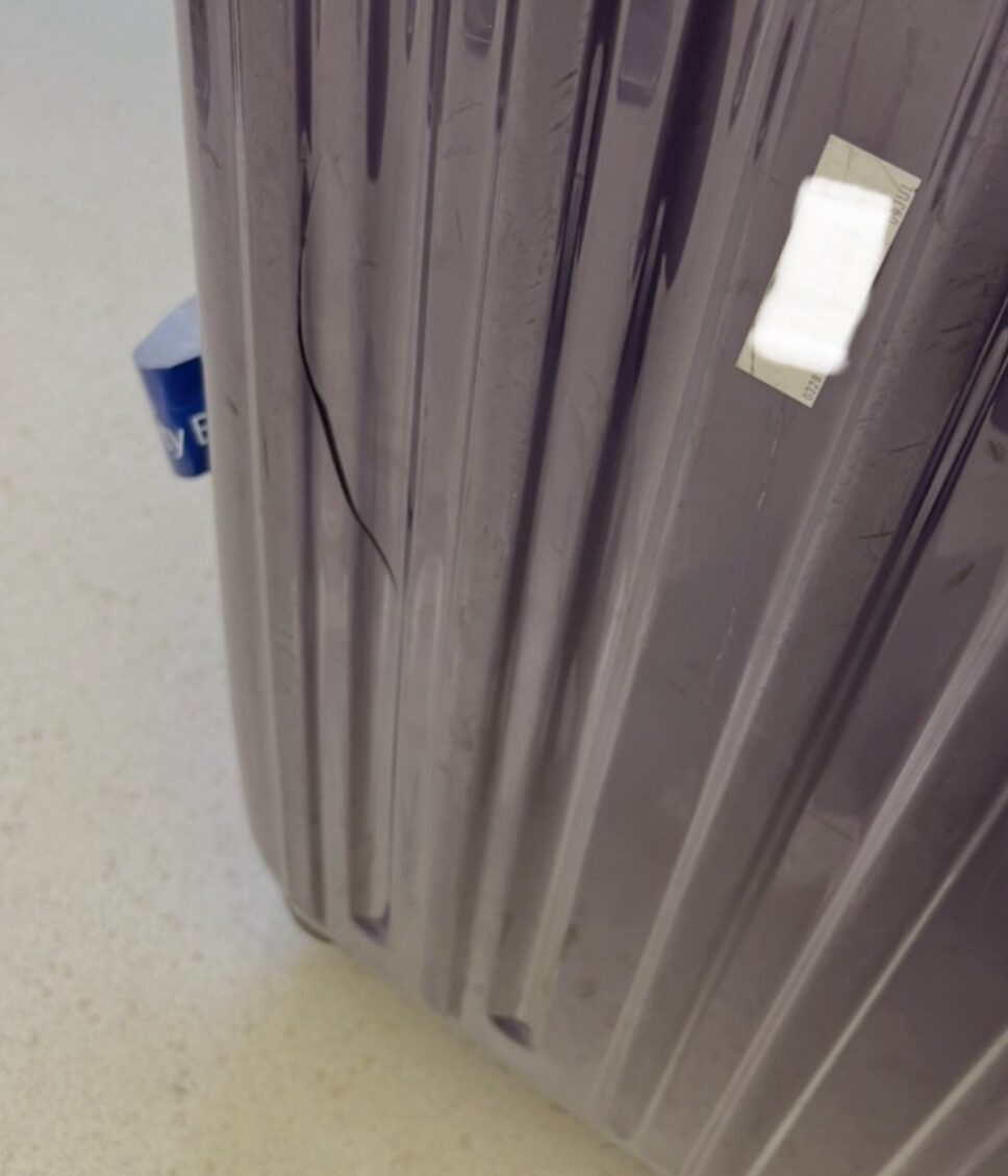 飛行機に預けた荷物が壊れて出てきた時の対処法(航空会社への手続き)